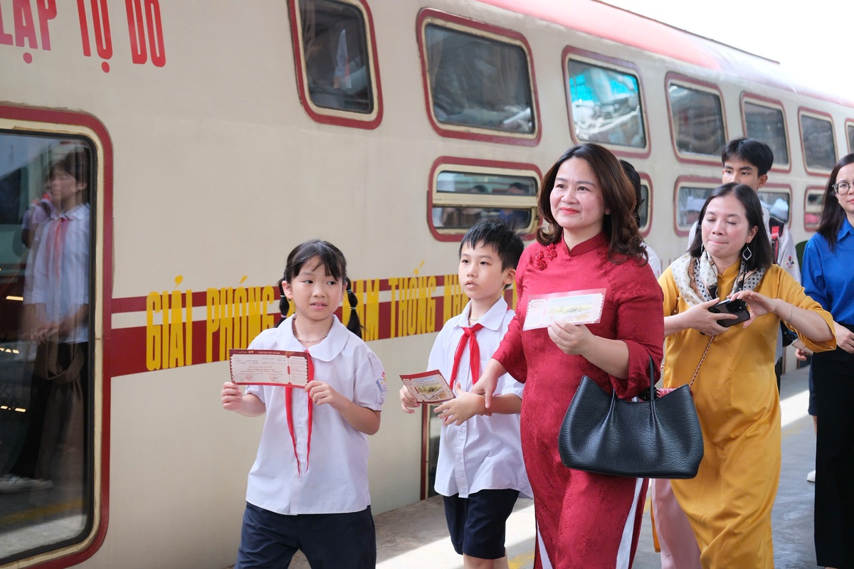 Các đại biểu nhiều thế hệ chuẩn bị lên tàu Các đại biểu nhiều thế hệ chuẩn bị lên tàu