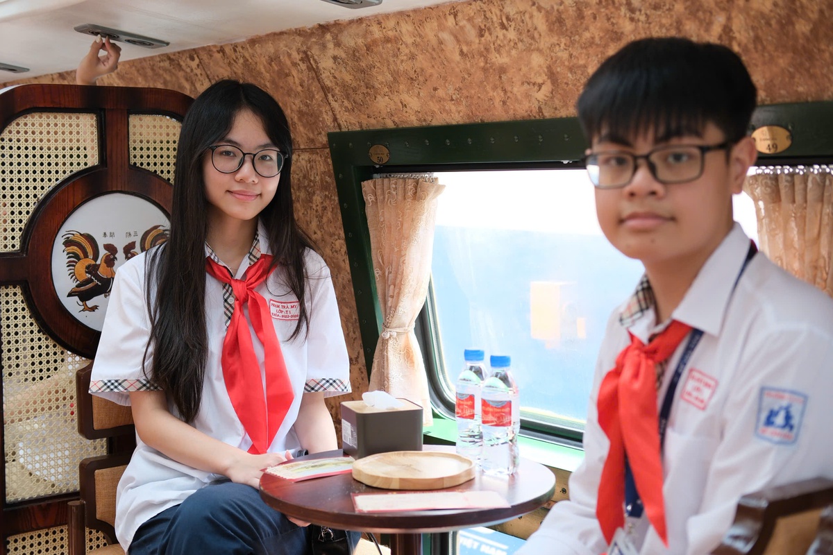 Các em đội viên trên chuyến tàu kỷ niệm 85 năm ngày thành lập Đội Các em đội viên trên chuyến tàu kỷ niệm 85 năm ngày thành lập Đội