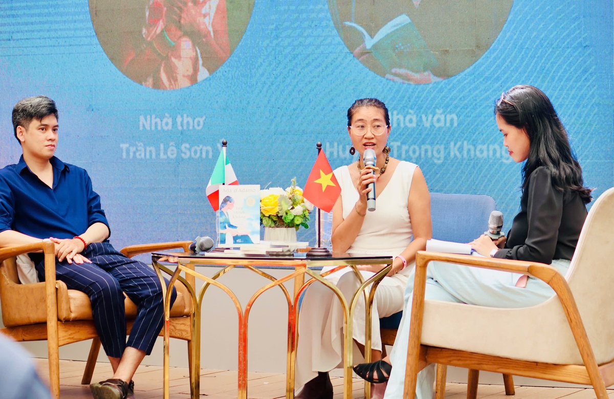 Từ trái qua: Nhà văn Huỳnh Trọng Khang, nhà thơ Trần Lê Sơn Ý cùng chia sẻ với độc giả về tựa sách Tựa thinh không. Ảnh: Hồ Lam Từ trái qua: Nhà văn Huỳnh Trọng Khang, nhà thơ Trần Lê Sơn Ý cùng chia sẻ với độc giả về tựa sách Tựa thinh không. Ảnh: Hồ Lam