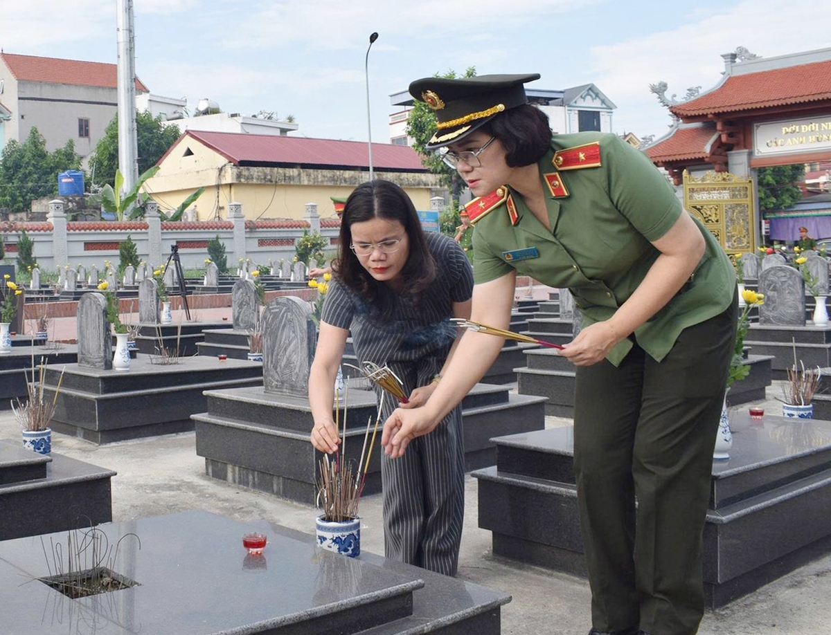 Hội Phụ nữ Bộ Công an dâng hương tri ân Anh hùng Liệt sĩ Bùi Thị Cúc- Ảnh 1.