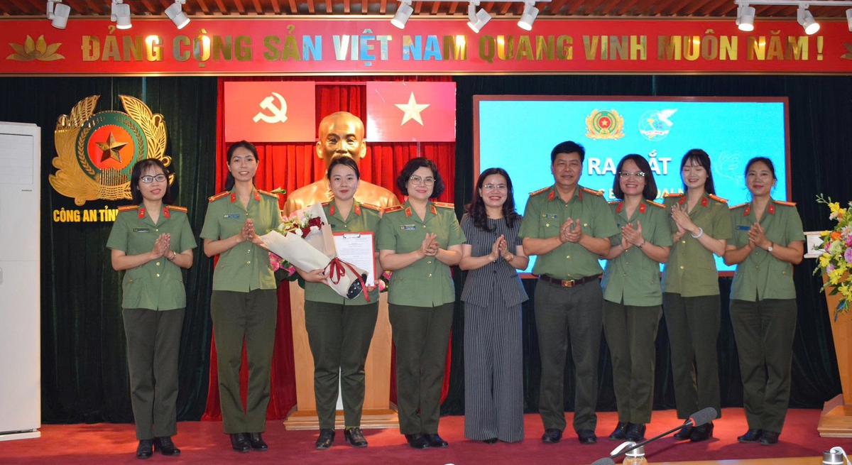 Hội Phụ nữ Bộ Công an dâng hương tri ân Anh hùng Liệt sĩ Bùi Thị Cúc- Ảnh 2.