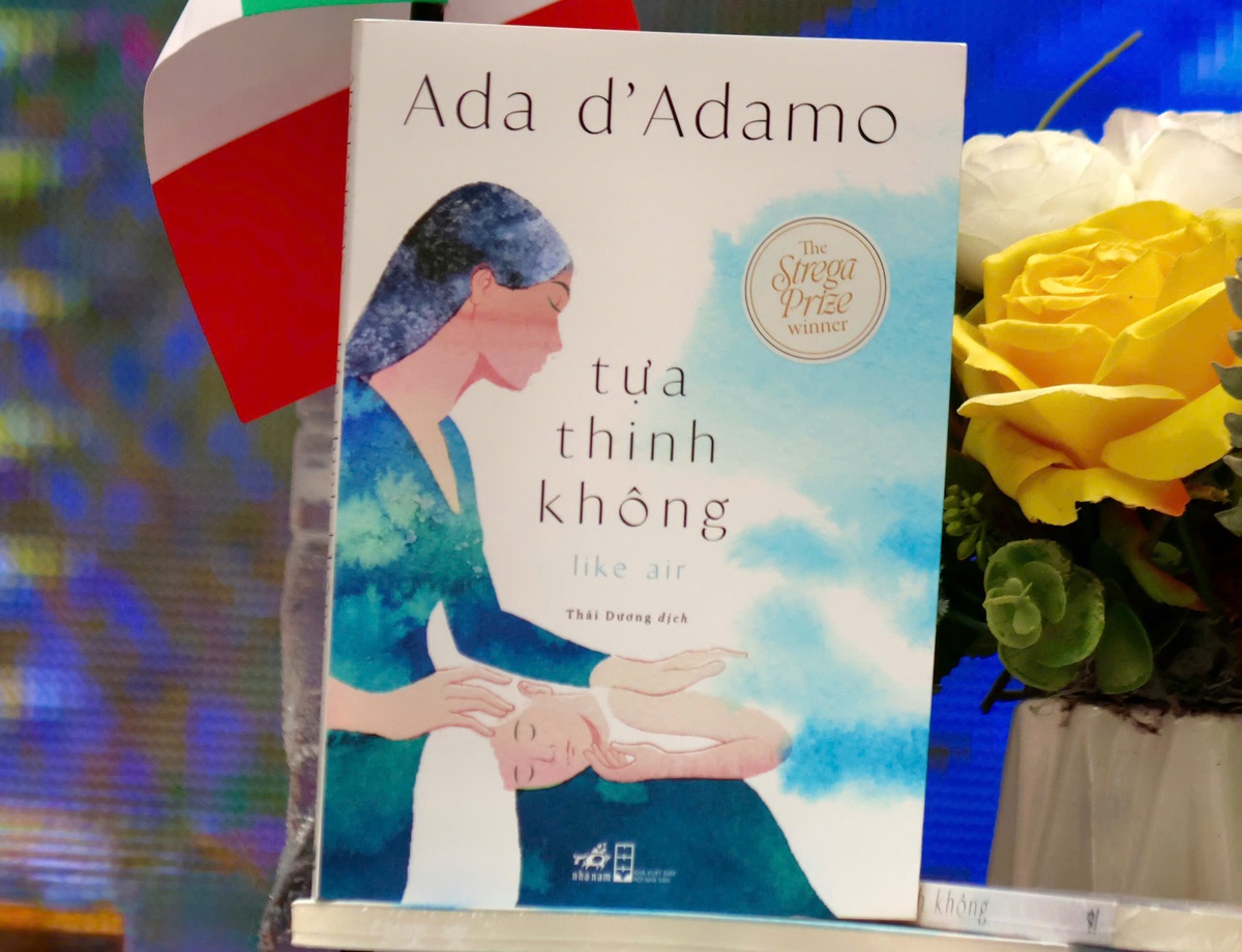 Sách Tựa thinh không của nữ tác giả Ý Ada d'Adamo được nhiều giải thưởng văn học ở nước nhà. Ảnh: Hồ Lam Sách Tựa thinh không của nữ tác giả Ý Ada d'Adamo được nhiều giải thưởng văn học ở nước nhà. Ảnh: Hồ Lam