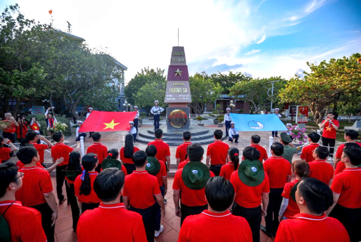 Đấu tranh phản bác quan điểm sai trái về đại đoàn kết toàn dân tộc và xây dựng nền quốc phòng toàn dân vững mạnh trong kỷ nguyên mới- Ảnh 1. Đấu tranh phản bác quan điểm sai trái về đại đoàn kết toàn dân tộc và xây dựng nền quốc phòng toàn dân vững mạnh trong kỷ nguyên mới- Ảnh 1.