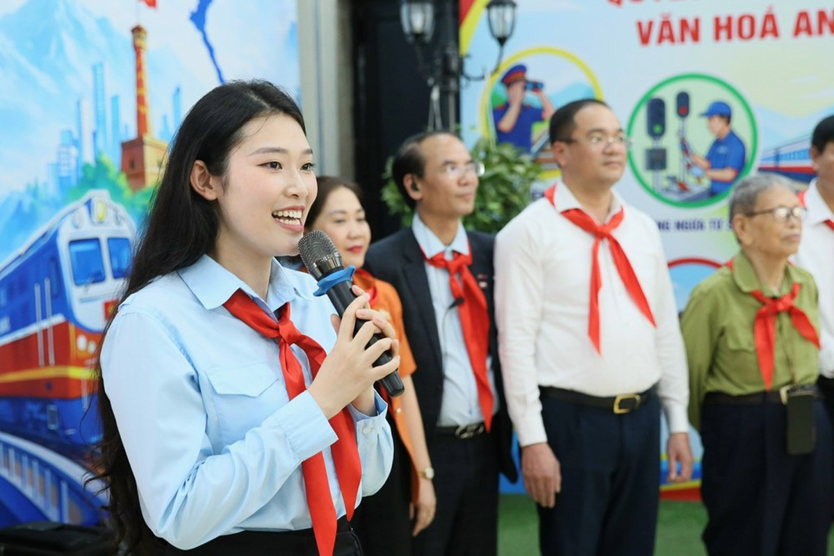 Chị Nguyễn Mai Anh, Phó Chủ tịch UB MTTQ phường, Bí thư Đoàn Thanh niên - Chủ tịch Hội đồng Đội phường Đống Đa chia sẻ về ý nghĩa của chuyến tàu đặc biệt Chị Nguyễn Mai Anh, Phó Chủ tịch UB MTTQ phường, Bí thư Đoàn Thanh niên - Chủ tịch Hội đồng Đội phường Đống Đa chia sẻ về ý nghĩa của chuyến tàu đặc biệt