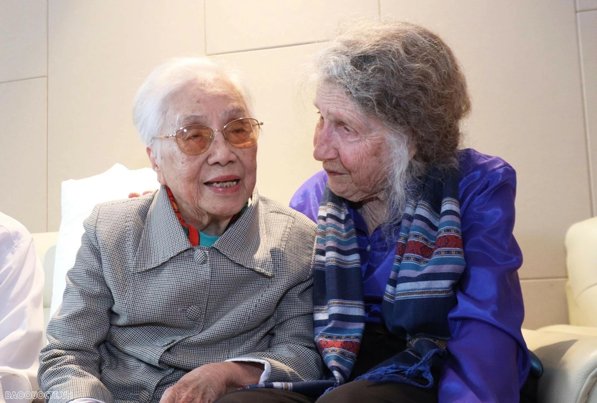 Former Vice President Nguyen Thi Binh receives American writer: Women bridging peace- Ảnh 1. Former Vice President Nguyen Thi Binh receives American writer: Women bridging peace- Ảnh 1.