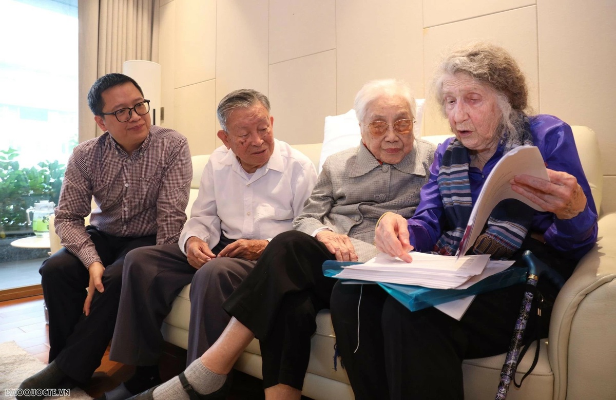 Former Vice President Nguyen Thi Binh receives American writer: Women bridging peace- Ảnh 3. Former Vice President Nguyen Thi Binh receives American writer: Women bridging peace- Ảnh 3.