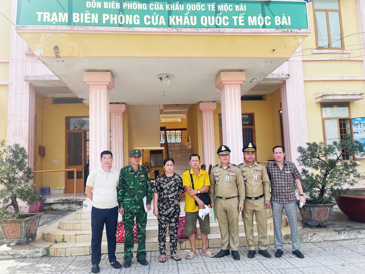 Thuê 5 xe du lịch đem bán, 2 vợ chồng bị bắt sau 19 năm trốn truy nã- Ảnh 1. Thuê 5 xe du lịch đem bán, 2 vợ chồng bị bắt sau 19 năm trốn truy nã- Ảnh 1.