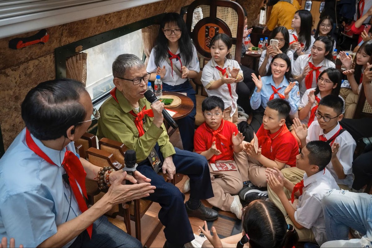 Nhà giáo Nhân dân Nguyễn Đức Thìn giao lưu với các em thiếu nhi Nhà giáo Nhân dân Nguyễn Đức Thìn giao lưu với các em thiếu nhi