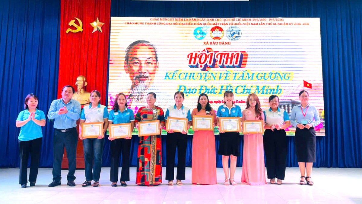 TPHCM: Phụ nữ xã Bàu Bàng thi cắm hoa mừng sinh nhật Bác- Ảnh 6. TPHCM: Phụ nữ xã Bàu Bàng thi cắm hoa mừng sinh nhật Bác- Ảnh 6.