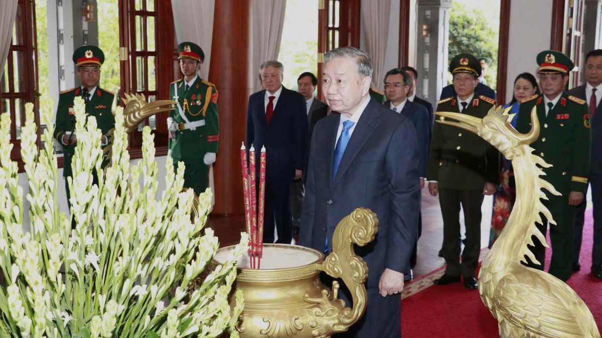 Ánh sáng Hồ Chí Minh soi đường cho chúng ta đi- Ảnh 1.