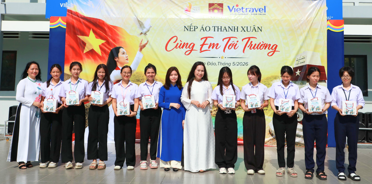 Trao tặng áo dài trắng cho nữ sinh, giáo viên tại Côn Đảo- Ảnh 1.
