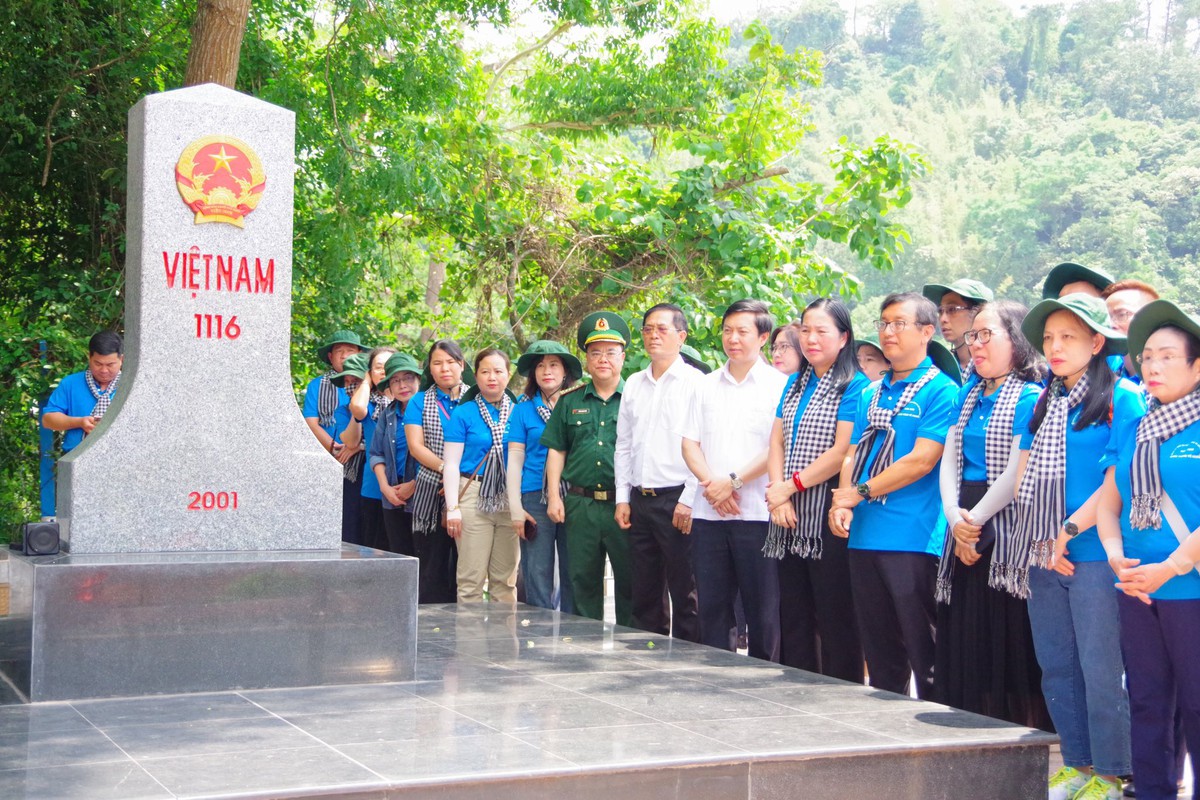 Đảng ủy các cơ quan Đảng TPHCM thực hiện công tác an sinh xã hội ở biên giới Lạng Sơn và Cao Bằng- Ảnh 4. Đảng ủy các cơ quan Đảng TPHCM thực hiện công tác an sinh xã hội ở biên giới Lạng Sơn và Cao Bằng- Ảnh 4.