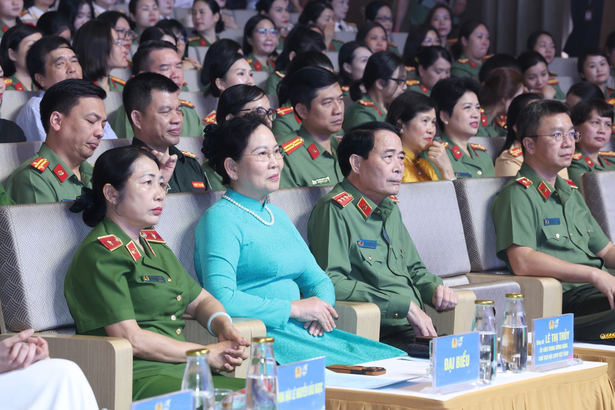 Trao 25 Giải thưởng "Phụ nữ Công an tiêu biểu" và biểu dương 68 "Nữ Công an cơ sở xuất sắc"- Ảnh 1.