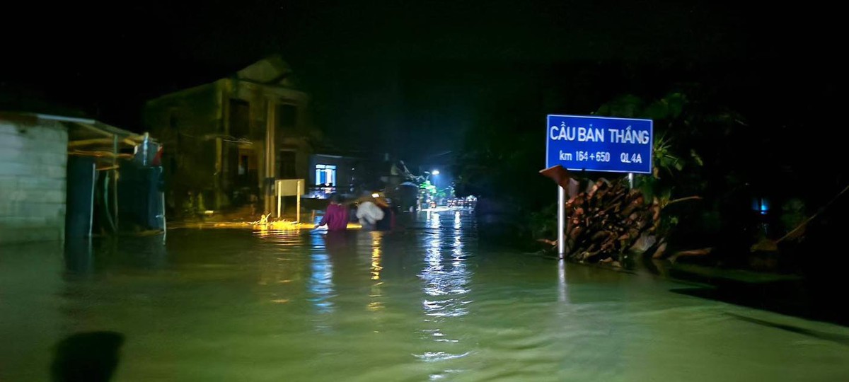 Xuyên đêm hỗ trợ người dân thoát khỏi vùng ngập lụt ở Cao Bằng- Ảnh 3.