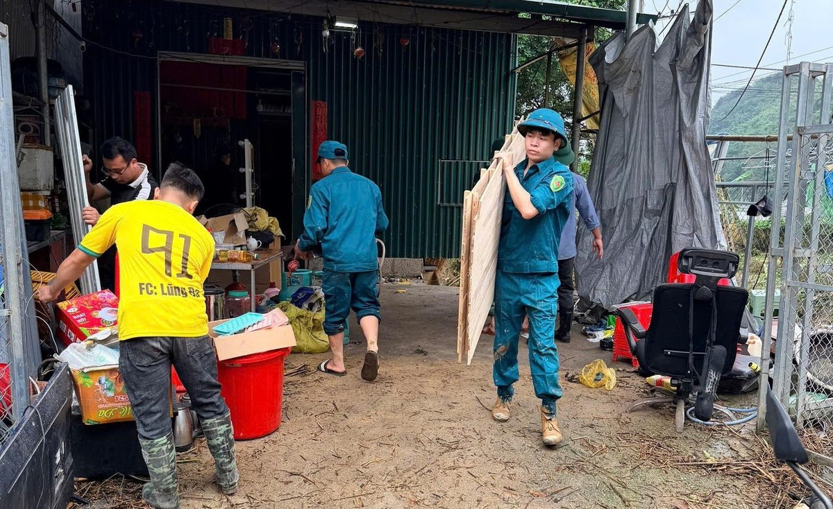 Cán bộ, hội viên phụ nữ Cao Bằng chung sức hỗ trợ người dân khắc phục hậu quả mưa lũ- Ảnh 7.