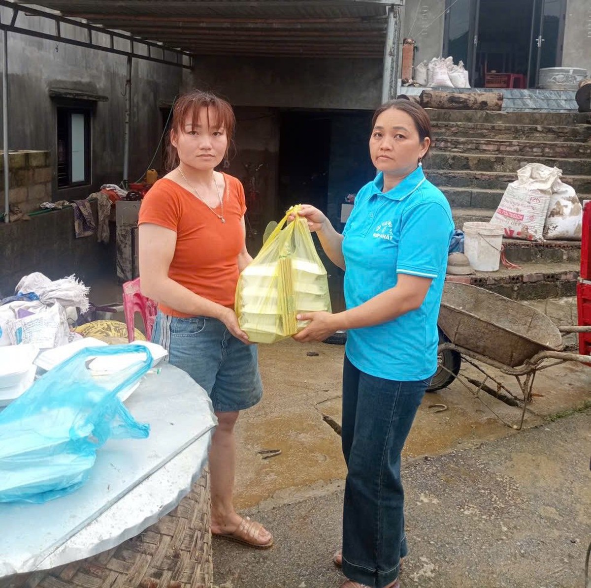 Cán bộ, hội viên phụ nữ Cao Bằng chung sức hỗ trợ người dân khắc phục hậu quả mưa lũ- Ảnh 1.