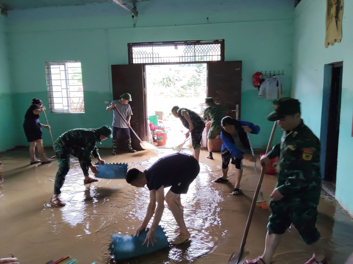 Cán bộ, hội viên phụ nữ Cao Bằng chung sức hỗ trợ người dân khắc phục hậu quả mưa lũ- Ảnh 6.