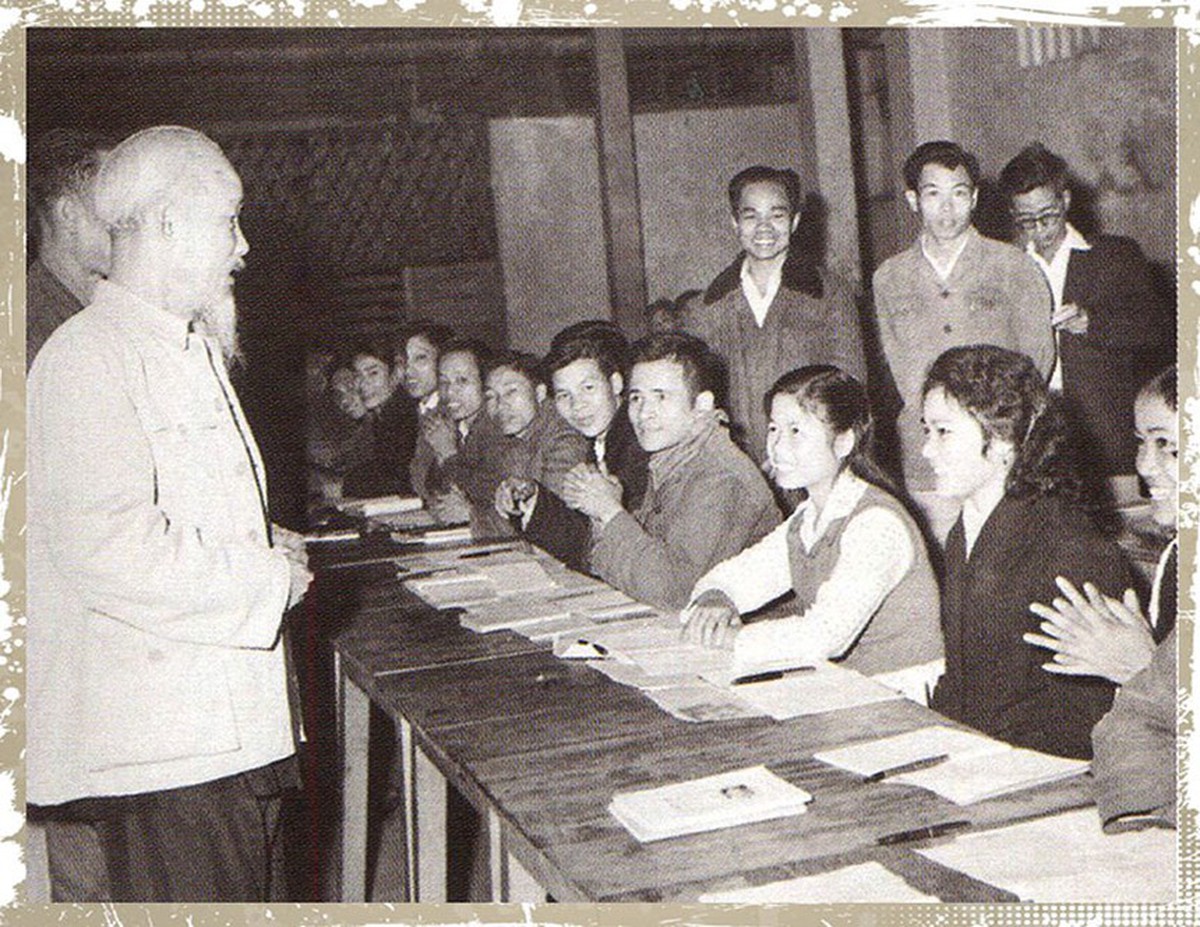 Chủ tịch Hồ Chí Minh thăm lớp học bổ túc văn hóa và  kỹ thuật buổi tối của công nhân Nhà máy Ô tô 1/5,  ngày 19/12/1963              Ảnh tư liệu