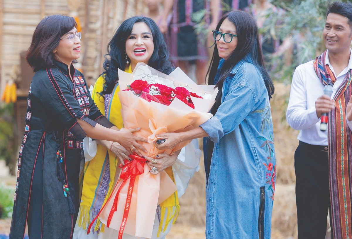 Nhà thiết kế Minh Hạnh: Thời trang là quyền lực mềm của phụ nữ Việt- Ảnh 2. Nhà thiết kế Minh Hạnh: Thời trang là quyền lực mềm của phụ nữ Việt- Ảnh 2.