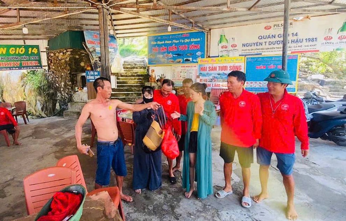 Mải chụp ảnh trên mỏm đá, 2 nữ du khách bị thủy triều cô lập- Ảnh 1.