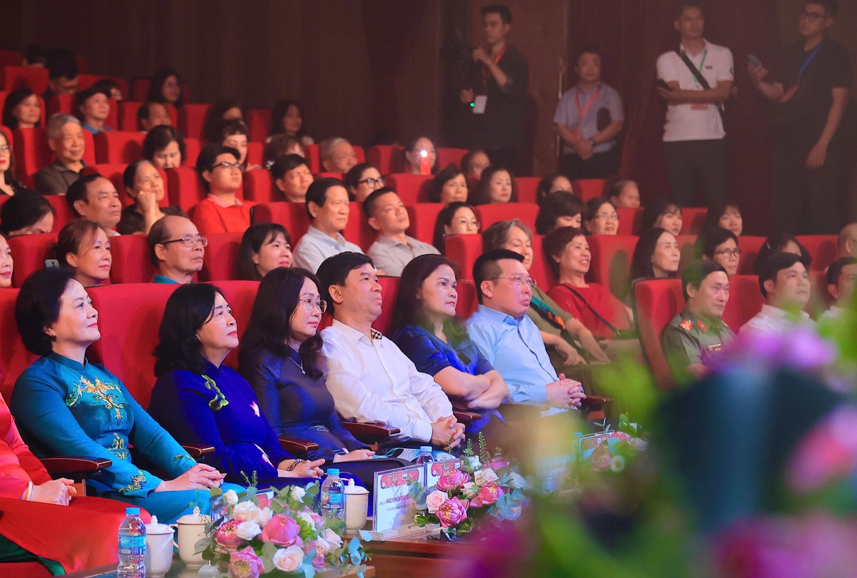 Các đại biểu tham dự chương trình nghệ thuật đặc biệt "Sáng mãi tên Người" Các đại biểu tham dự chương trình nghệ thuật đặc biệt "Sáng mãi tên Người"