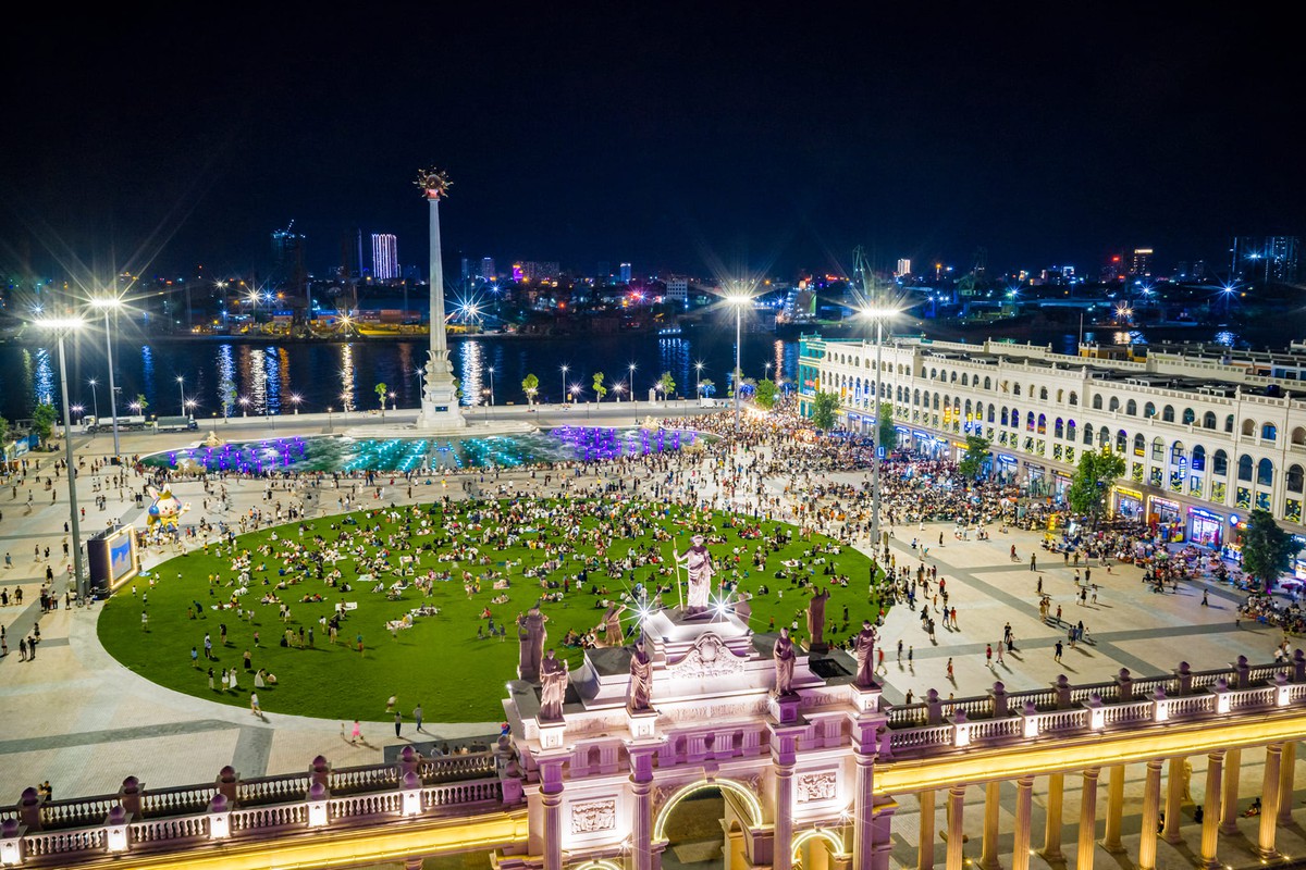 Nhà phố song diện Vinhomes Royal Island: Ở giữa tâm điểm lưu chuyển, an tâm an cư với chính sách “5 năm không lo lãi suất”- Ảnh 2. Nhà phố song diện Vinhomes Royal Island: Ở giữa tâm điểm lưu chuyển, an tâm an cư với chính sách “5 năm không lo lãi suất”- Ảnh 2.