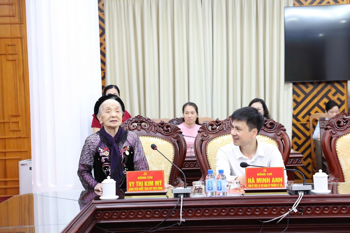 Cụ bà 96 tuổi ở Lạng Sơn nhận Huy hiệu 80 năm tuổi Đảng- Ảnh 1.