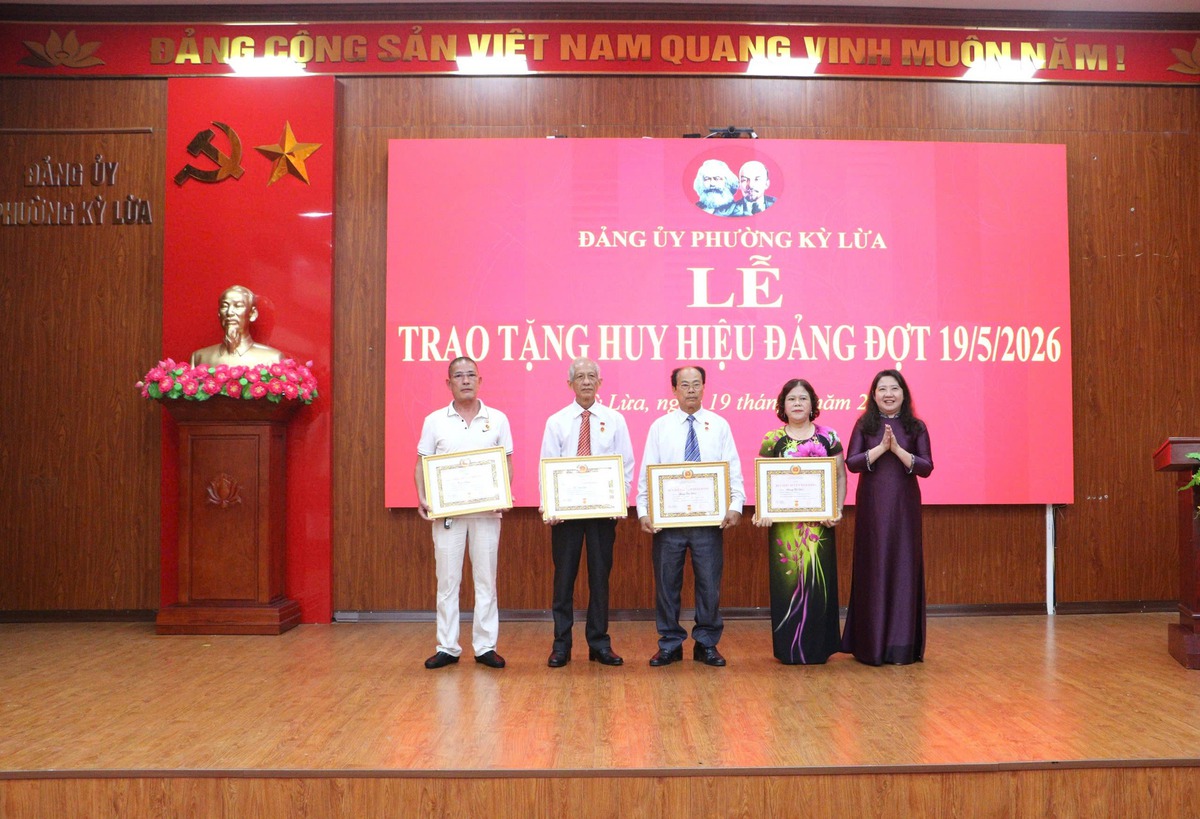 Cụ bà 96 tuổi ở Lạng Sơn nhận Huy hiệu 80 năm tuổi Đảng- Ảnh 4.