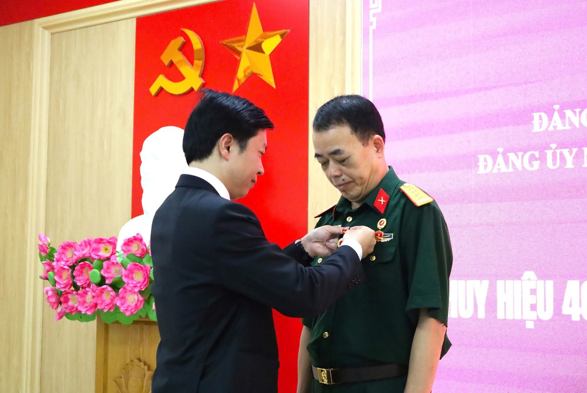 Cụ bà 96 tuổi ở Lạng Sơn nhận Huy hiệu 80 năm tuổi Đảng- Ảnh 3.