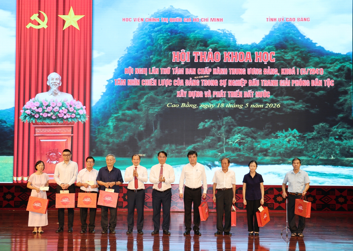 Vai trò lịch sử và tầm nhìn chiến lược của Hội nghị Trung ương 8 khóa I- Ảnh 5. Vai trò lịch sử và tầm nhìn chiến lược của Hội nghị Trung ương 8 khóa I- Ảnh 5.