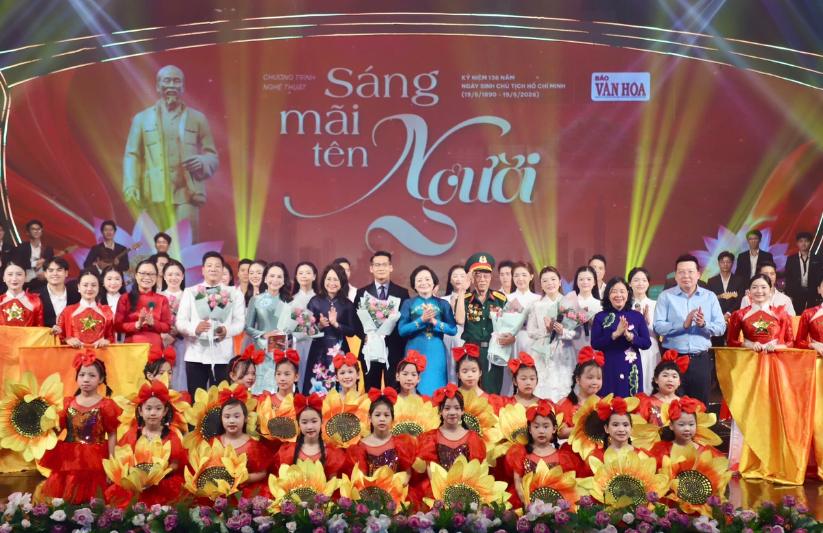Các đại biểu cùng nghệ sĩ tham gia chương trình Các đại biểu cùng nghệ sĩ tham gia chương trình