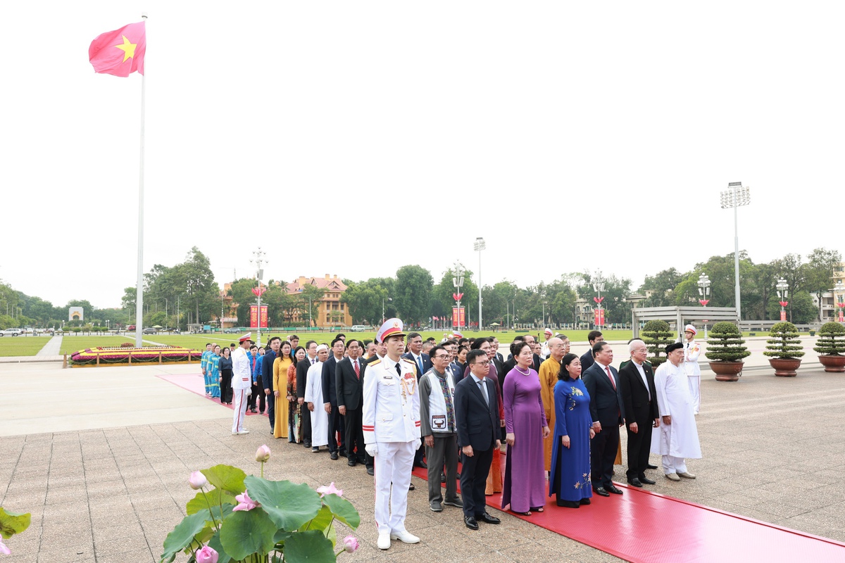 Đoàn đại biểu Mặt trận Tổ quốc Việt Nam viếng lăng Chủ tịch Hồ Chí Minh- Ảnh 1. Đoàn đại biểu Mặt trận Tổ quốc Việt Nam viếng lăng Chủ tịch Hồ Chí Minh- Ảnh 1.