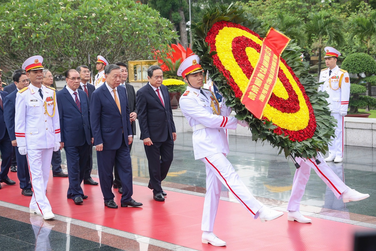 Lãnh đạo Đảng, Nhà nước viếng lăng Chủ tịch Hồ Chí Minh nhân kỷ niệm 136 năm Ngày sinh của Bác- Ảnh 2. Lãnh đạo Đảng, Nhà nước viếng lăng Chủ tịch Hồ Chí Minh nhân kỷ niệm 136 năm Ngày sinh của Bác- Ảnh 2.
