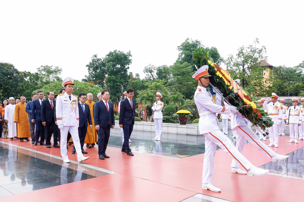 Đoàn đại biểu Mặt trận Tổ quốc Việt Nam viếng lăng Chủ tịch Hồ Chí Minh- Ảnh 3. Đoàn đại biểu Mặt trận Tổ quốc Việt Nam viếng lăng Chủ tịch Hồ Chí Minh- Ảnh 3.