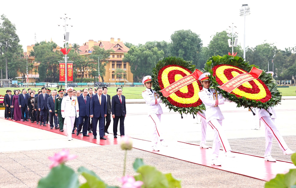Lãnh đạo Đảng, Nhà nước viếng lăng Chủ tịch Hồ Chí Minh nhân kỷ niệm 136 năm Ngày sinh của Bác- Ảnh 1. Lãnh đạo Đảng, Nhà nước viếng lăng Chủ tịch Hồ Chí Minh nhân kỷ niệm 136 năm Ngày sinh của Bác- Ảnh 1.