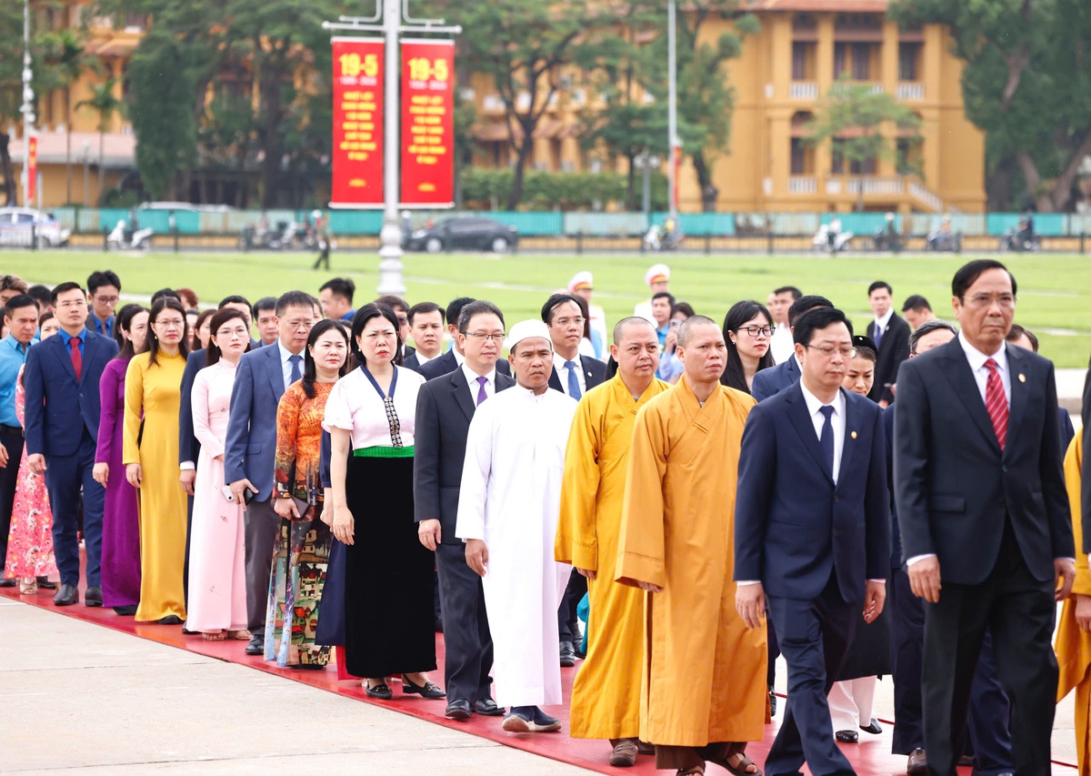 Đoàn đại biểu Mặt trận Tổ quốc Việt Nam viếng lăng Chủ tịch Hồ Chí Minh- Ảnh 2. Đoàn đại biểu Mặt trận Tổ quốc Việt Nam viếng lăng Chủ tịch Hồ Chí Minh- Ảnh 2.