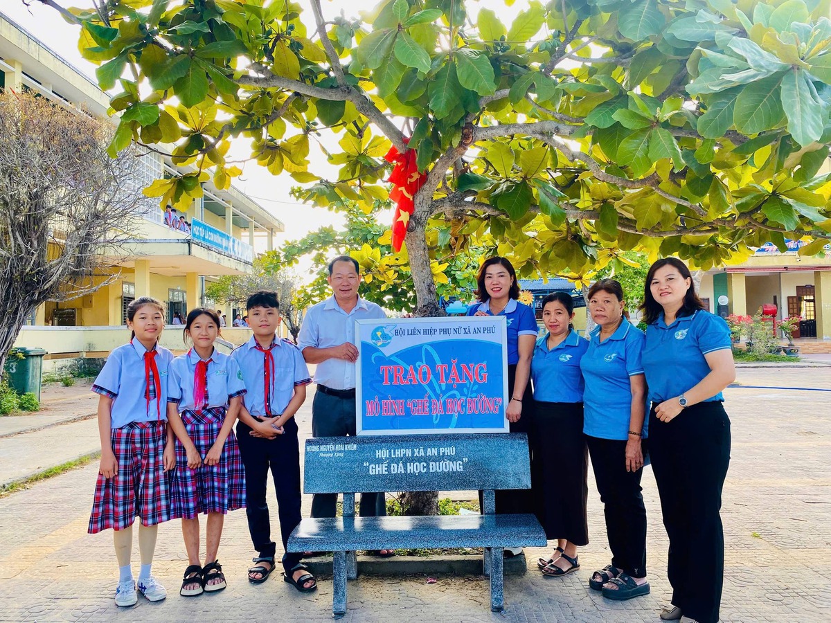 Quảng Ngãi: Mô hình "Ghế đá học đường" chào mừng Đại hội Phụ nữ toàn quốc XIV- Ảnh 1. Quảng Ngãi: Mô hình "Ghế đá học đường" chào mừng Đại hội Phụ nữ toàn quốc XIV- Ảnh 1.