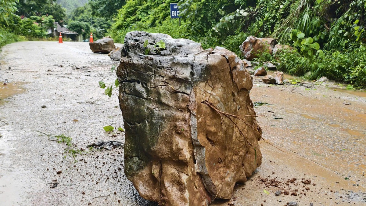 Lạng Sơn: Cảnh báo người dân nguy cơ mất an toàn khi tham gia giao thông do mưa lũ, sạt lở- Ảnh 7. Lạng Sơn: Cảnh báo người dân nguy cơ mất an toàn khi tham gia giao thông do mưa lũ, sạt lở- Ảnh 7.