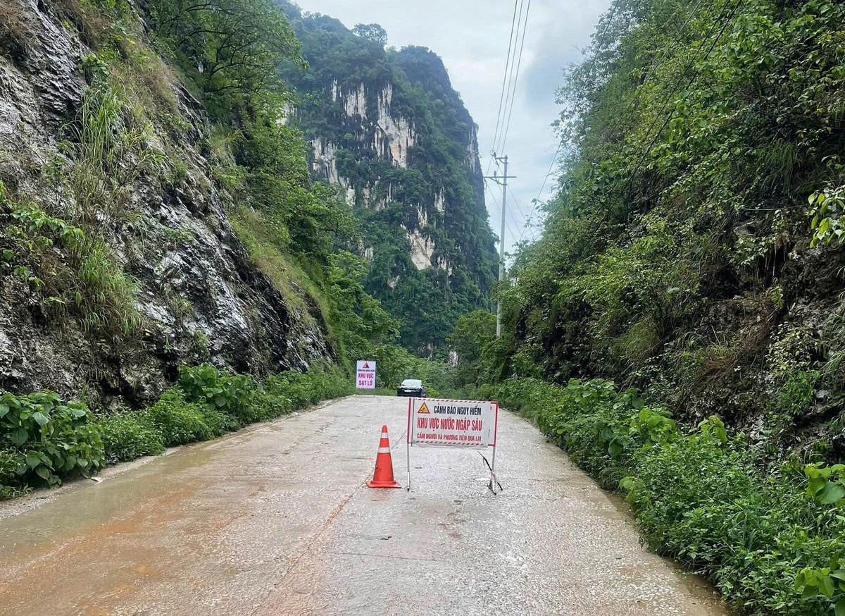 Lạng Sơn: Cảnh báo người dân nguy cơ mất an toàn khi tham gia giao thông do mưa lũ, sạt lở- Ảnh 8. Lạng Sơn: Cảnh báo người dân nguy cơ mất an toàn khi tham gia giao thông do mưa lũ, sạt lở- Ảnh 8.