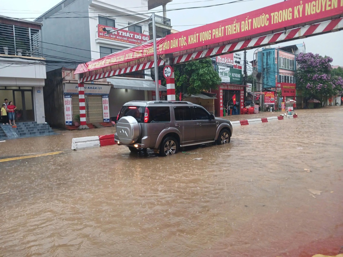 Lạng Sơn: Cảnh báo người dân nguy cơ mất an toàn khi tham gia giao thông do mưa lũ, sạt lở- Ảnh 1. Lạng Sơn: Cảnh báo người dân nguy cơ mất an toàn khi tham gia giao thông do mưa lũ, sạt lở- Ảnh 1.
