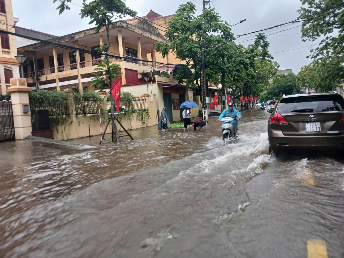 Lạng Sơn: Cảnh báo người dân nguy cơ mất an toàn khi tham gia giao thông do mưa lũ, sạt lở- Ảnh 2. Lạng Sơn: Cảnh báo người dân nguy cơ mất an toàn khi tham gia giao thông do mưa lũ, sạt lở- Ảnh 2.