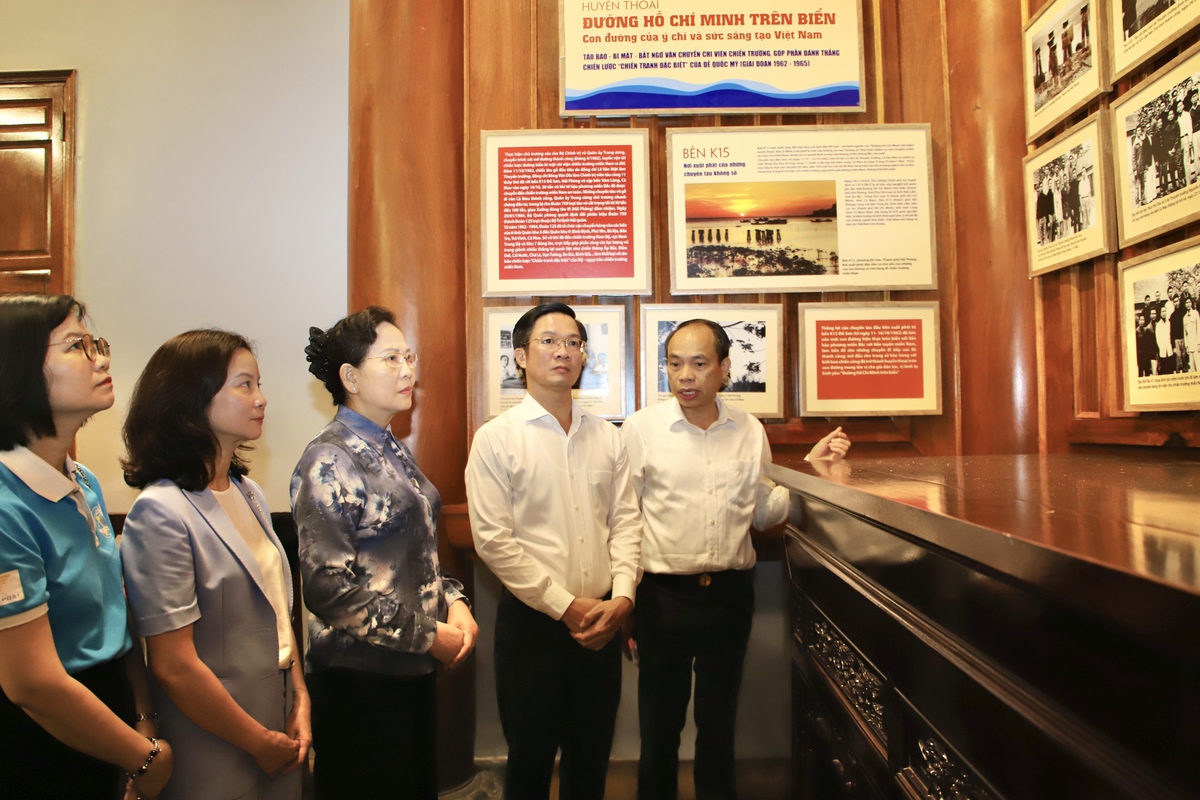 Chủ tịch Hội LHPN Việt Nam Lê Thị Thủy dâng hương tại Bến tàu không số K15, Hải Phòng- Ảnh 2.