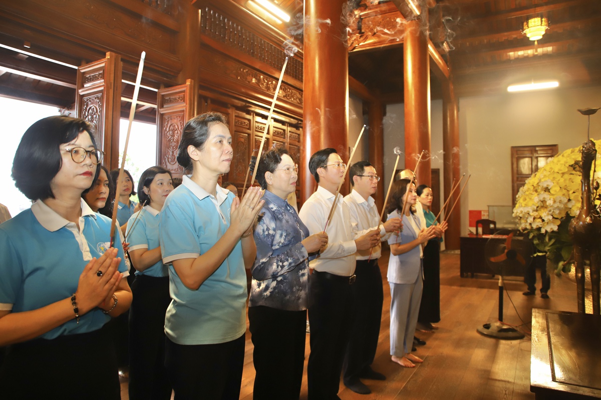 Chủ tịch Hội LHPN Việt Nam Lê Thị Thủy dâng hương tại Bến tàu không số K15, Hải Phòng- Ảnh 1.