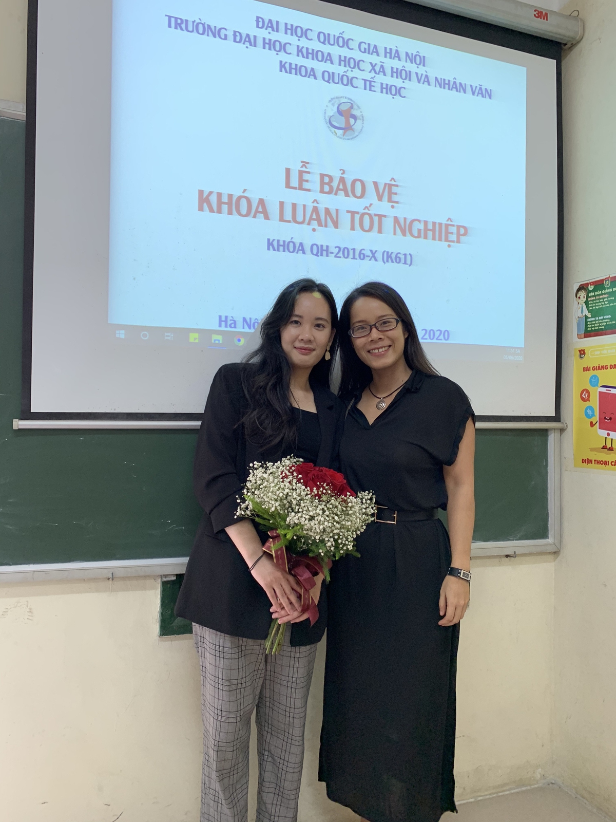 Cùng sinh viên trong ngày bảo vệ Khoá luận tốt nghiệp Cùng sinh viên trong ngày bảo vệ Khoá luận tốt nghiệp