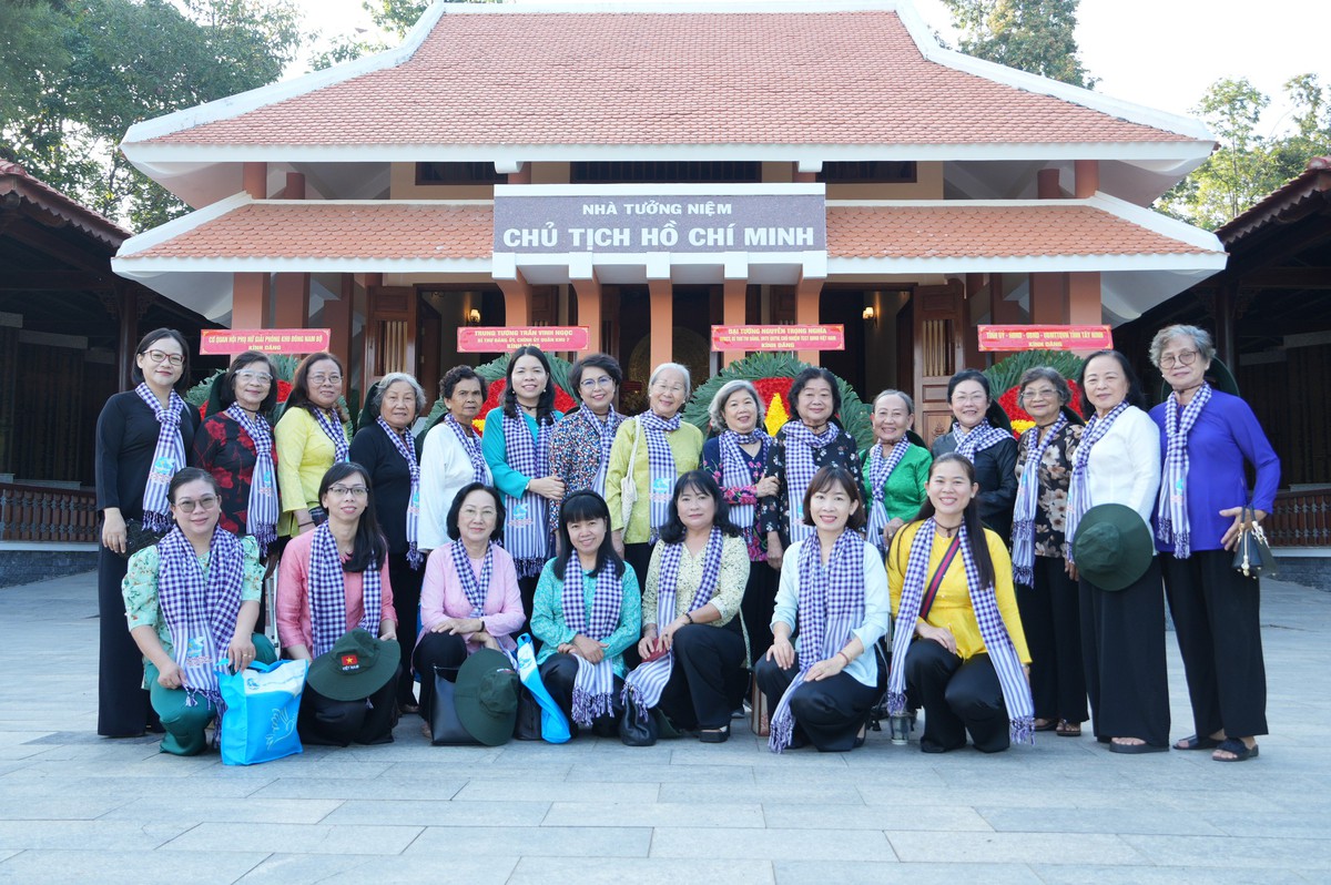 Nhiều lãnh đạo cấp cao dự Họp mặt Hội Phụ nữ giải phóng Khu Đông Nam bộ lần thứ 26- Ảnh 6. Nhiều lãnh đạo cấp cao dự Họp mặt Hội Phụ nữ giải phóng Khu Đông Nam bộ lần thứ 26- Ảnh 6.