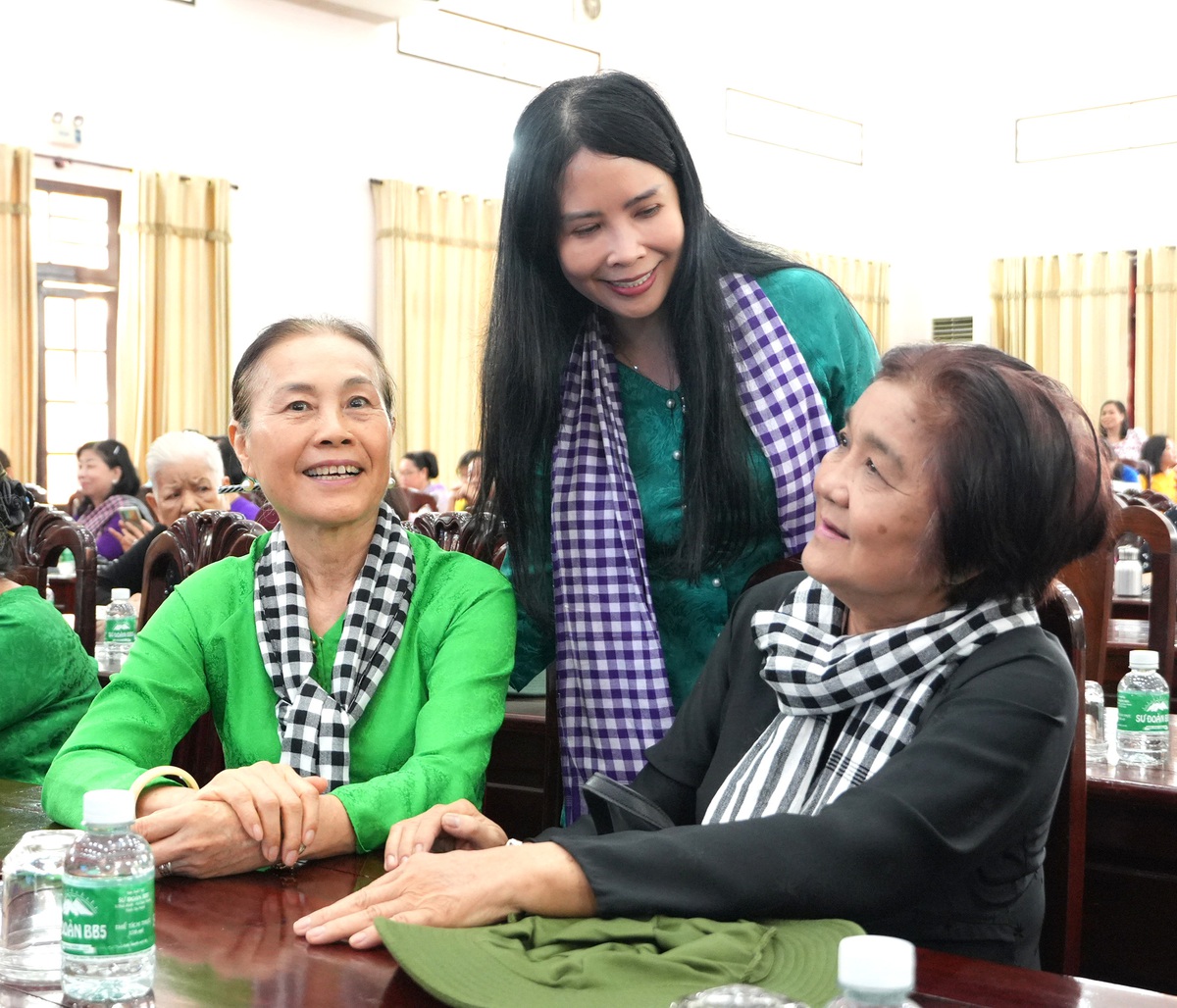 Nhiều lãnh đạo cấp cao dự Họp mặt Hội Phụ nữ giải phóng Khu Đông Nam bộ lần thứ 26- Ảnh 11. Nhiều lãnh đạo cấp cao dự Họp mặt Hội Phụ nữ giải phóng Khu Đông Nam bộ lần thứ 26- Ảnh 11.