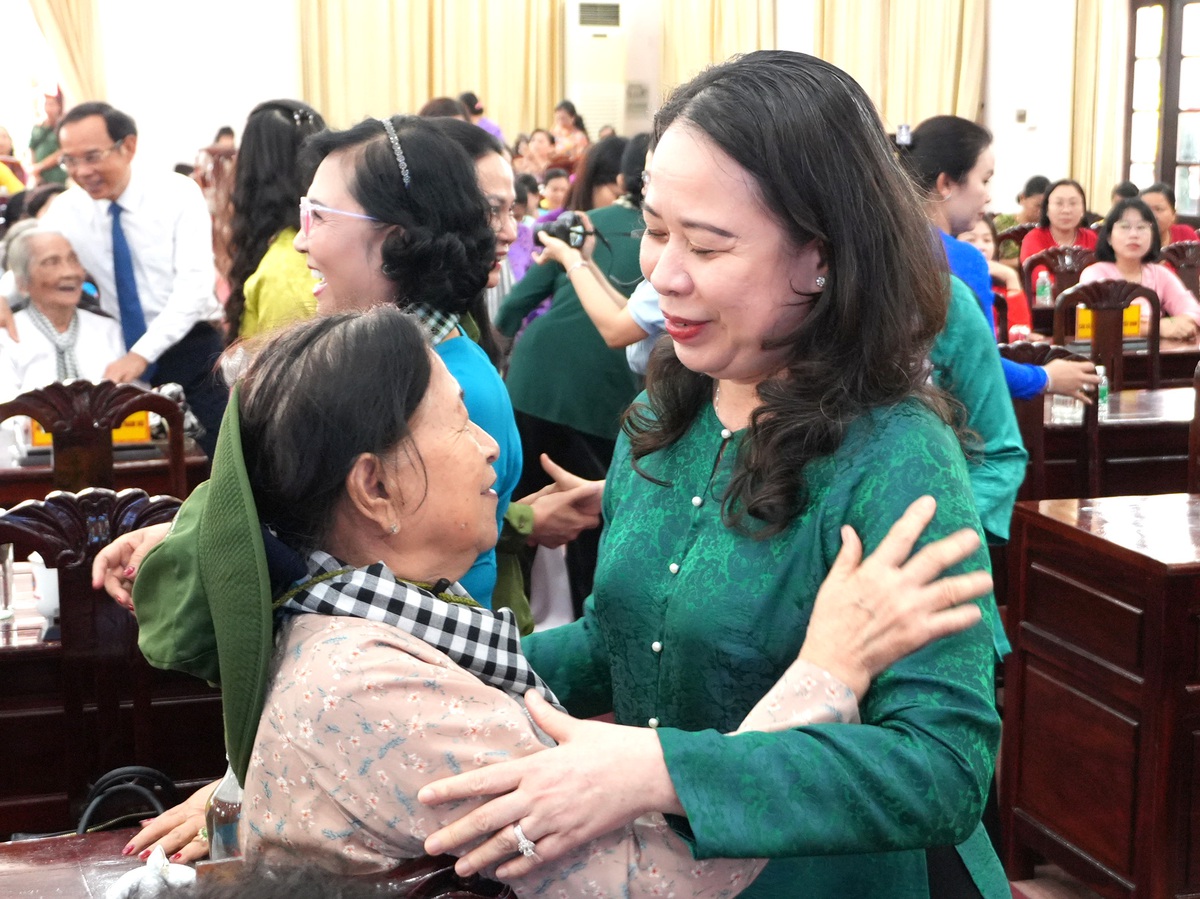 Nhiều lãnh đạo cấp cao dự Họp mặt Hội Phụ nữ giải phóng Khu Đông Nam bộ lần thứ 26- Ảnh 10. Nhiều lãnh đạo cấp cao dự Họp mặt Hội Phụ nữ giải phóng Khu Đông Nam bộ lần thứ 26- Ảnh 10.