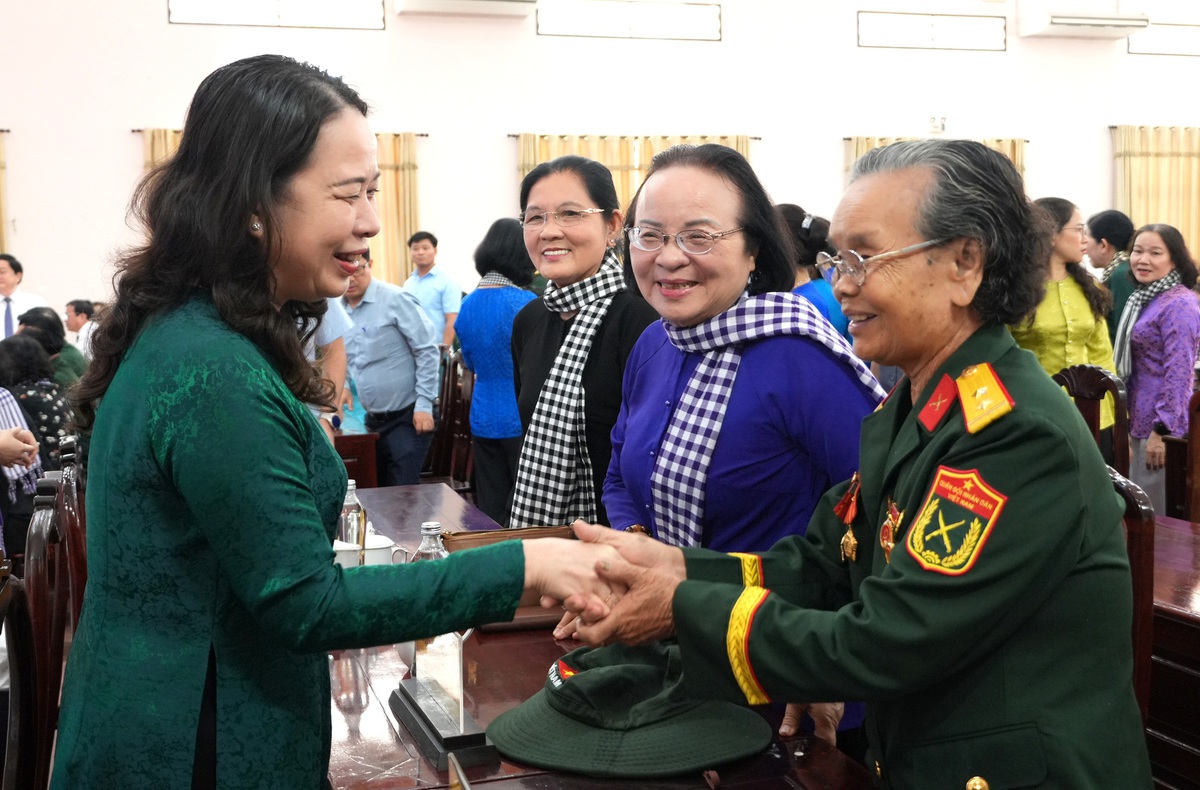 Nhiều lãnh đạo cấp cao dự Họp mặt Hội Phụ nữ giải phóng Khu Đông Nam bộ lần thứ 26- Ảnh 12. Nhiều lãnh đạo cấp cao dự Họp mặt Hội Phụ nữ giải phóng Khu Đông Nam bộ lần thứ 26- Ảnh 12.