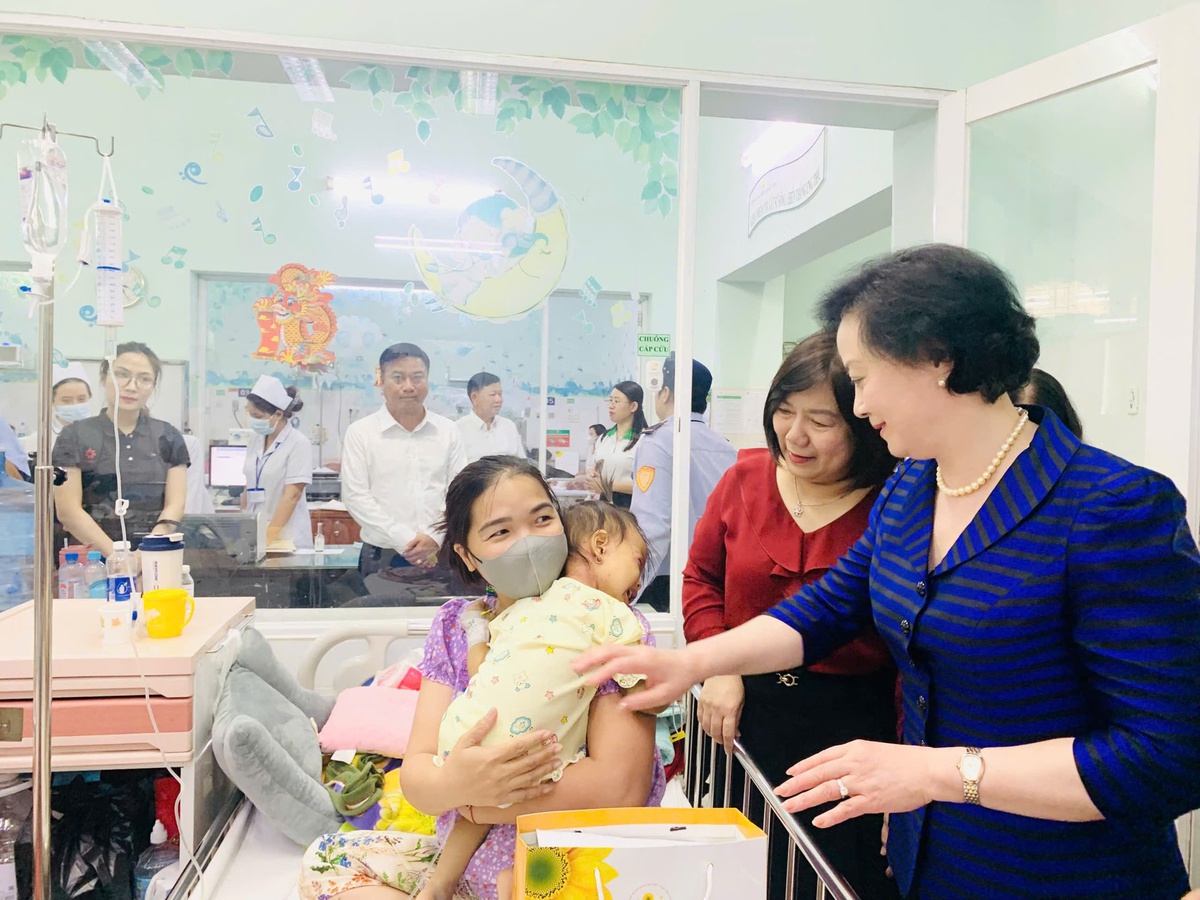 Phó Thủ tướng Phạm Thị Thanh Trà thăm, tặng quà bệnh nhi ung thư - Ảnh 1. Phó Thủ tướng Phạm Thị Thanh Trà thăm, tặng quà bệnh nhi ung thư - Ảnh 1.