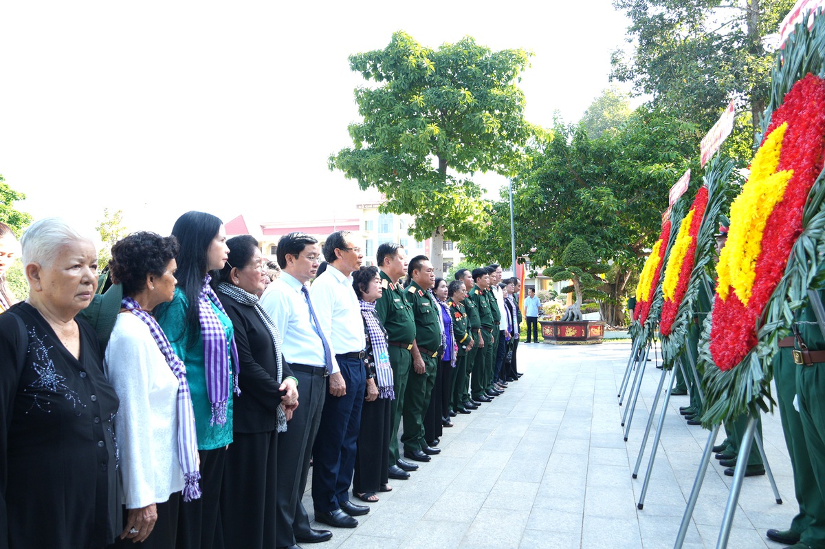 Nhiều lãnh đạo cấp cao dự Họp mặt Hội Phụ nữ giải phóng Khu Đông Nam bộ lần thứ 26- Ảnh 1. Nhiều lãnh đạo cấp cao dự Họp mặt Hội Phụ nữ giải phóng Khu Đông Nam bộ lần thứ 26- Ảnh 1.